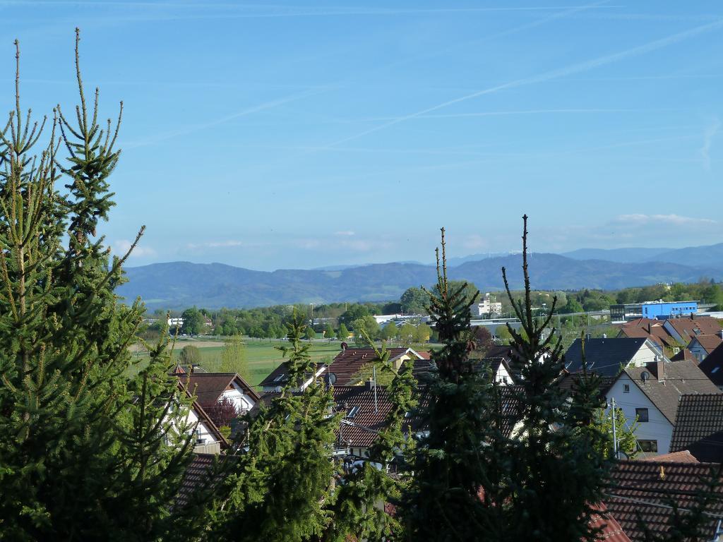 Helle 70 Qm Ferienwohnung Mit Herrlichem Blick Teningen Bagian luar foto