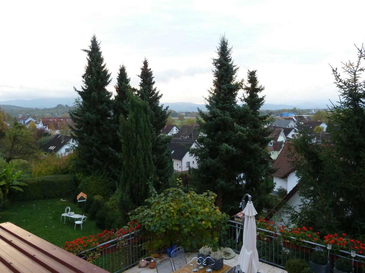 Helle 70 Qm Ferienwohnung Mit Herrlichem Blick Teningen Bagian luar foto